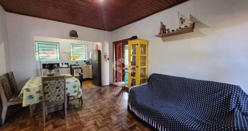 Casa ampla com 2 dormitórios e várias árvores frutíferas.