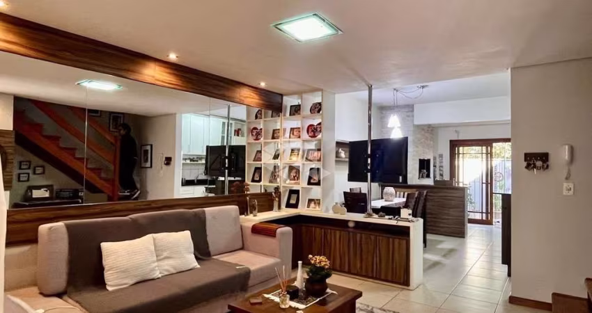Casa em condomínio com três quartos, no bairro Ipanema
