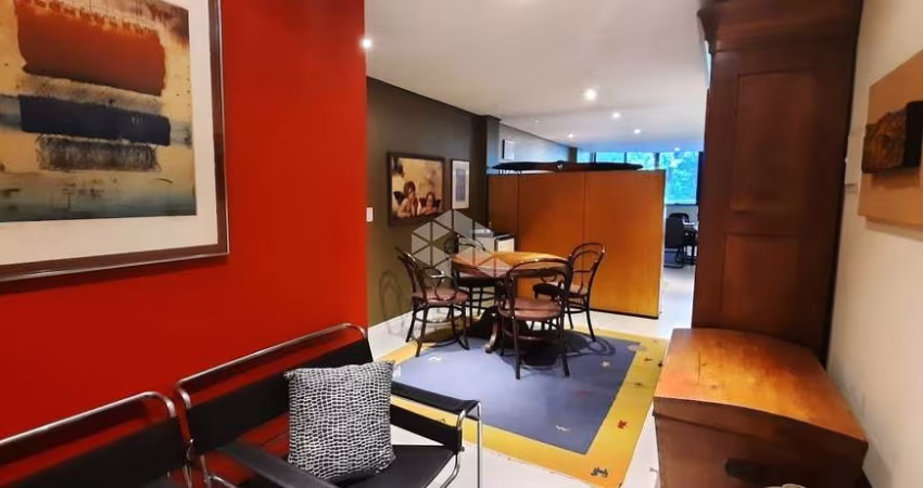 Sala comercial de frente, ótima localização.