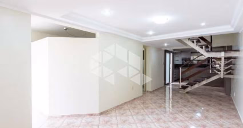 CASA EM CONDOMÍNIO FECHADO, 3 DORMITÓRIOS/1 SUÍTE COM HIDRO E 1 VAGA DE GARAGEM NO BAIRRO IPANEMA
