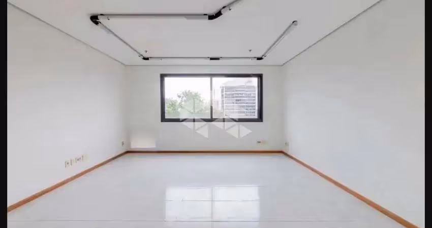 Sala com 34 m² privativas, com uma vaga no bairro auxiliadora.