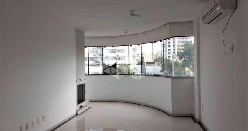 Apartamento 2d c/ garagem no bairro Menino Deus