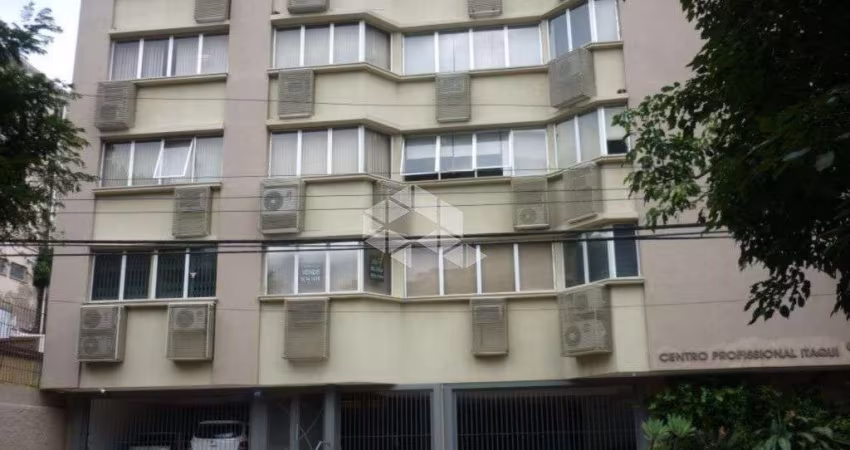 Sala comercial medindo 35,15 m2 no bairro Petrópolis, rua Itaqui, próximo a av. Protásio Alves