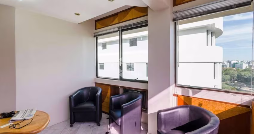 SALA COMERCIAL COM 46m² NO BAIRRO BOM FIM.