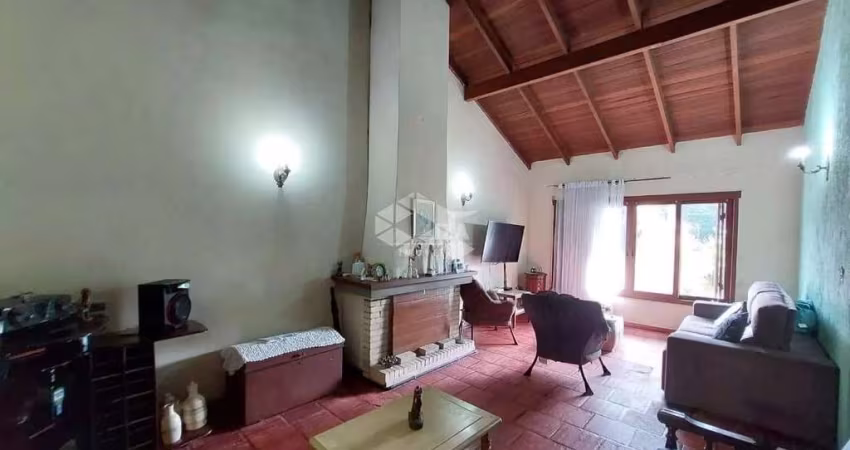 Casa de 4d (1 suíte), 2 salas e 3 banheiros com 220m²