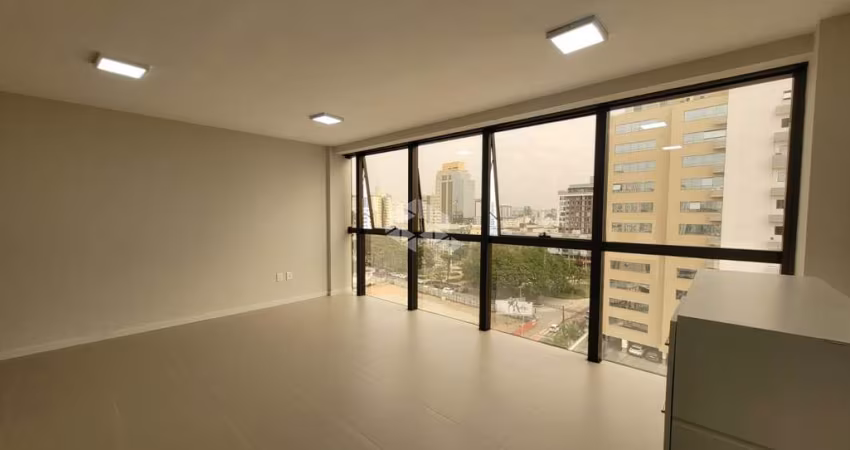 SALA COMERCIAL COM 40M² DE ÁREA PRIVATIVA, 1 VAGA, AR-CONDICIONADO, NO ESTREITO EM FLORIANÓPOLIS!