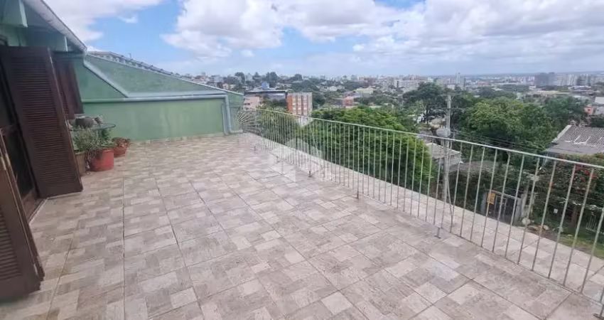 Excelente casa sobrado ampla, 280m² privativos, com 3 dormitórios, suíte, lavabo, 3 vagas de garagem, pátio grande e terraço com salão de festas