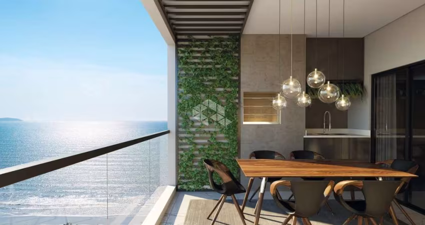 APARTAMENTO NO BAIRRO PEREQUÊ, EM PORTO BELO, SC, PRÓXIMO AO MAR, COM SACADA GOURMET, CHURRASQUEIRA, 03 SUÍTES, E 02 VAGAS DE GARAGEM.