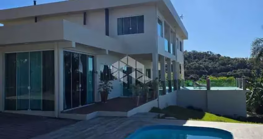 Casa alto padrão, 5 suítes, 8 banheiros,  escritório, 5 garagens, piscina, deck, sala de estar, varanda gourmet, em itaara rs