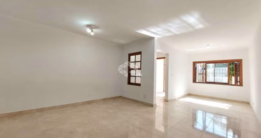 Casa de 03 dormitórios com suíte no Bairro Guarujá