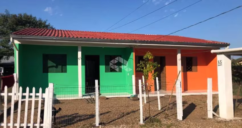 Casa geminada, 02 dormitórios, localização tranquila e ótima posição solar