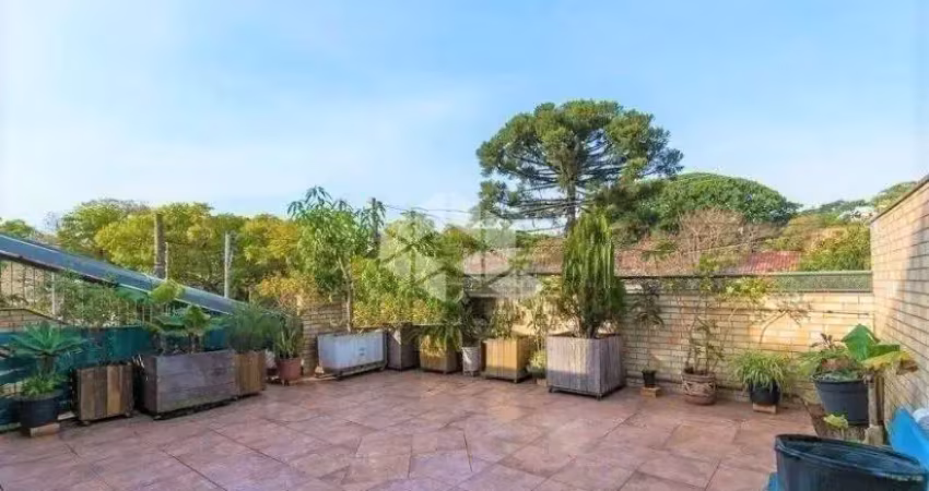 Casa de 3d com 2 vagas de garagem e pátio na medianeira