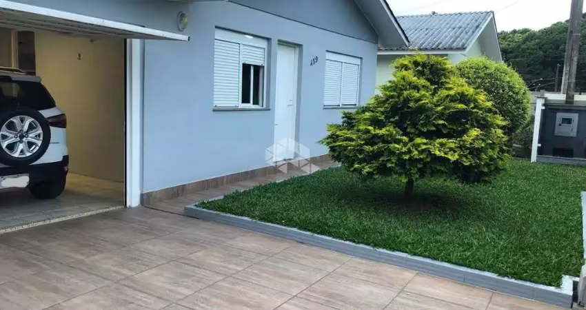 Casa de alvenaria, bairro ipanema, com 73 m2, 2 dormitórios, sala e cozinha integradas, 2 banheiros, garagem, churrasqueira, área de serviço, pátio.