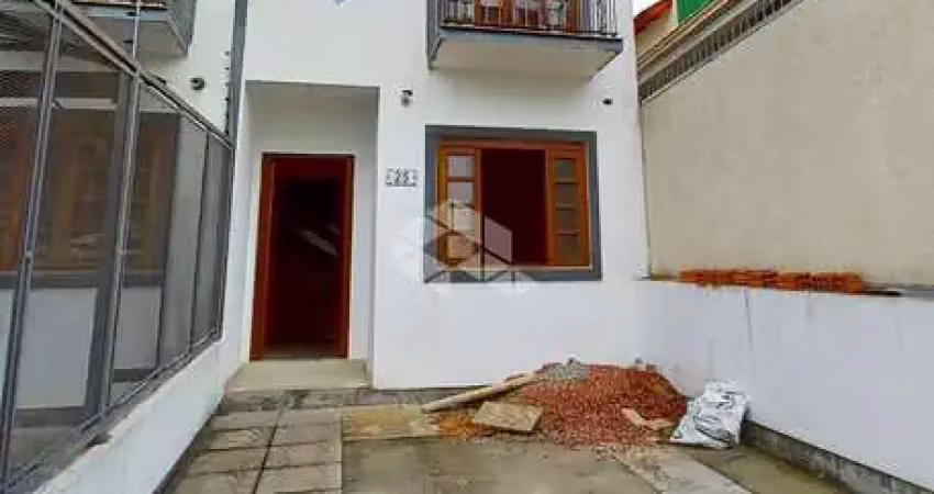Casa sobrado no  guarujá, 2 suítes, pátio e terraço amplo