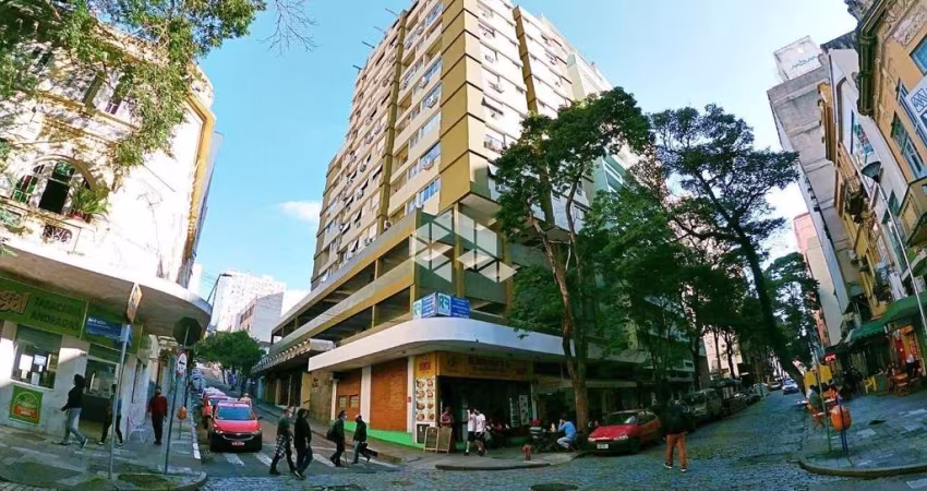 Flat com Garagem coberta, reformado e decorado, no coração de Porto Alegre.
