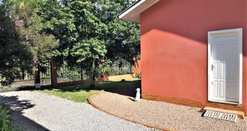 Bela casa de alvenaria com edícula aos fundos na vila germânia.