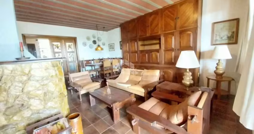 Casa mobiliada com 2 dormitórios,  pátio, 2 vagas de garagem no bairro glória a 3 minutos do bourbon teresòpolis.