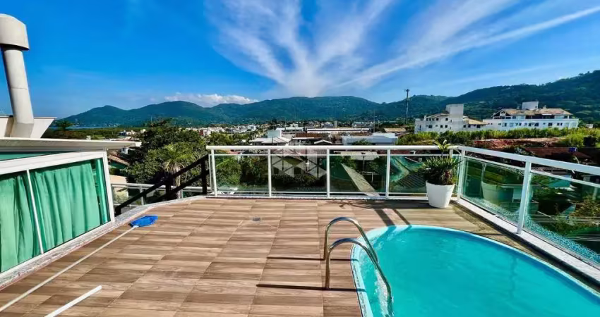 Cobertura de 3 quartos (1 suíte) e piscina no centrinho da lagoa