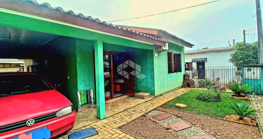 Casa plana, 2 quartos, sala e cozinha integradas. 2 banheiros, garagem para 2 carros em Estancia Velha!