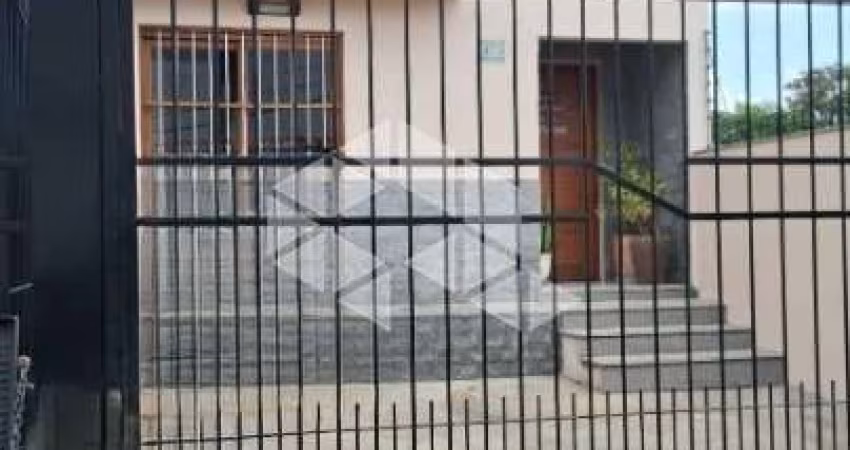 Casa 3 dormitórios, 1 suite, 1 vagas, edícula com churrasqueira e piscina. Bairro Guarujá