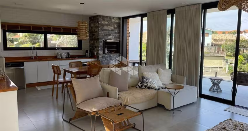 Casa em Condomínio, com 4 dormitórios, 2 vagas cobertas, 187,50 m² de área construída, no bairro Morrinhos - Garopaba SC