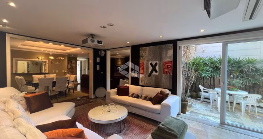 Casa em condomínio fechado com acesso privativo para o rio