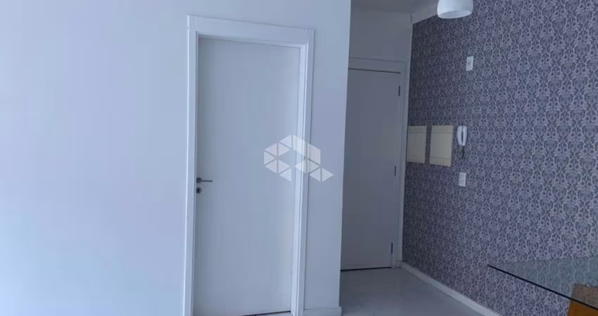 Apartamento 2 dormitórios desocupado, semi mobiliado.