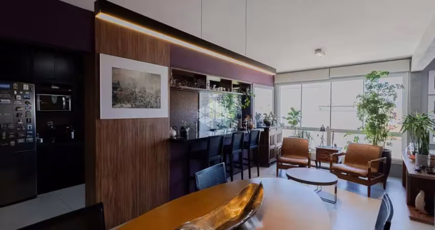 Apartamento espetacular reformado e assinado por renomado arquiteto, que transformou cada espaço em uma verdadeira obra de design contemporâneo.
