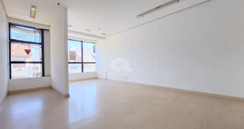 Ampla sala desocupada, de frente, a poucos metros da av benjamin constant
