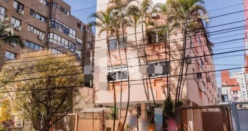 Apartamento com dois dormitórios e vaga no Bairro Petrópolis.
