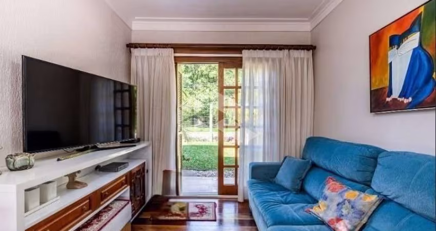 Casa de 149m2, com jardim, hall de entrada, living em piso de madeira