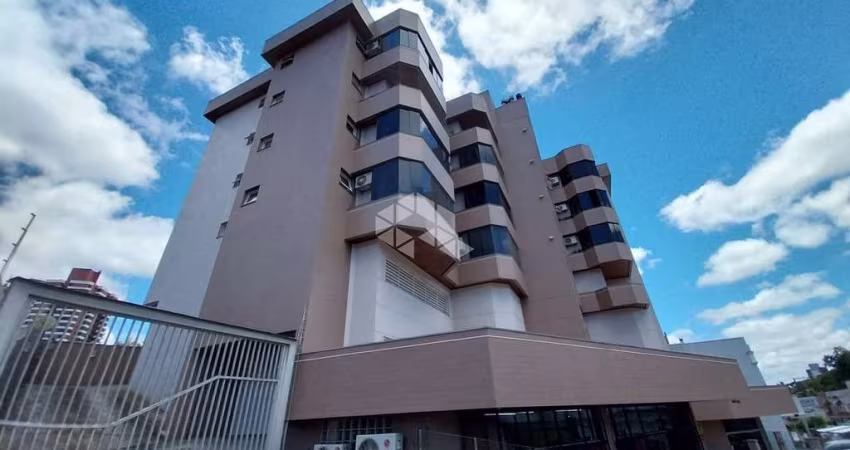 Apartamento central com 2 quartos, sendo 1 suíte!
