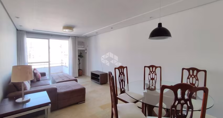 APARTAMENTO SEMIMOBILIADO COM 3 QUARTOS SENDO 1 SUÍTE E 1 VAGA DE GARAGEM NO CENTRO DE FLORIANÓPOLIS/SC