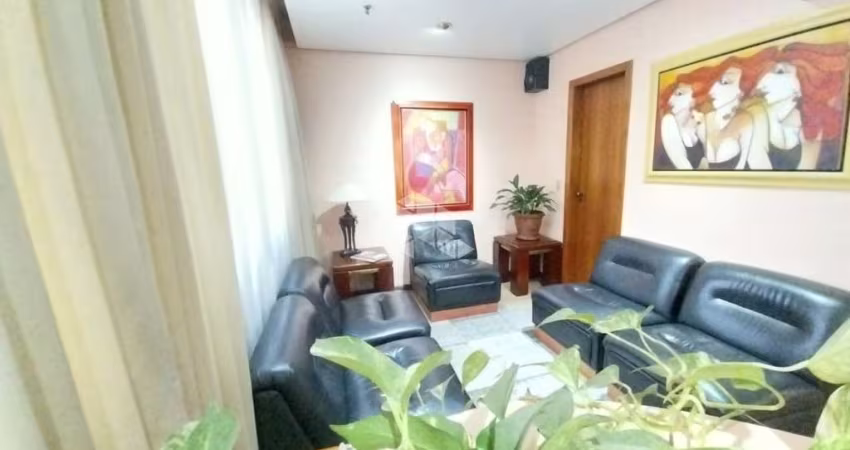 Sala Comercial em frente da Redenção com 1 vaga de estacionamento.