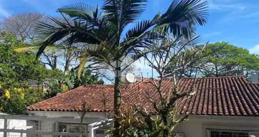 Bela casa na vila assunção  (região nobre da zona sul) , composta de 4 dormitórios, piscina, salão de festas +  suíte, 2 vagas de garagem cobertas