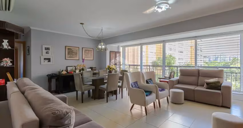 Apartamento com 04 dormitórios sendo 01 suíte e 03 vagas de garagem na avenida Túlio de Rose no bairro Jardim Europa em Porto Alegre / RS.