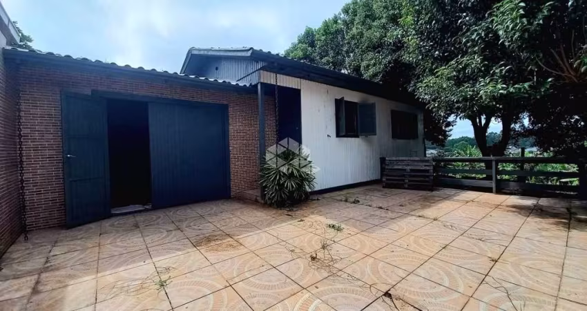 Casa mista com 68m², 3 dormitórios, sala, 1 banheiro, garagem com churrasqqueira, patio.