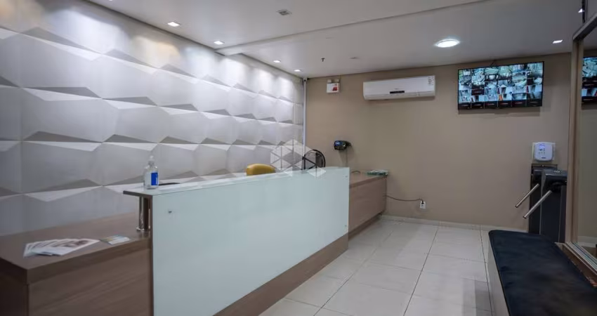 Sala comercial semi-nova e  com box no coração do MENINO DEUS