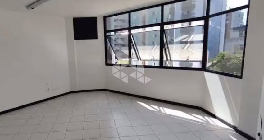 Sala comercial no centro de florianópolis com 1 vaga de garagem e excelente localização