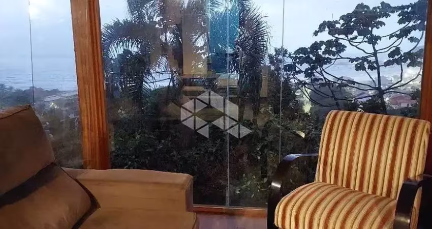 Casa de três  dormitórios sendo duas suíte na armação do pântano do sul - florianópolis