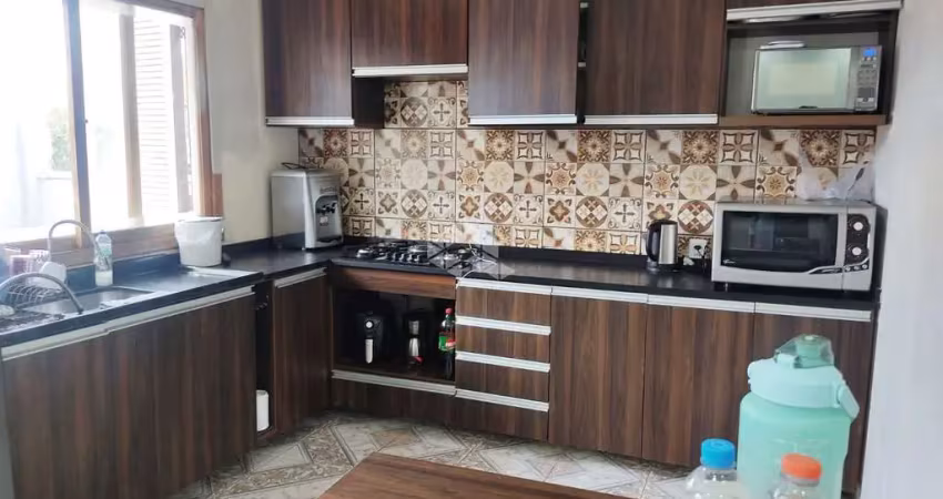 Casa a venda no bairro mario quintana 2 dormitorios com pátio
