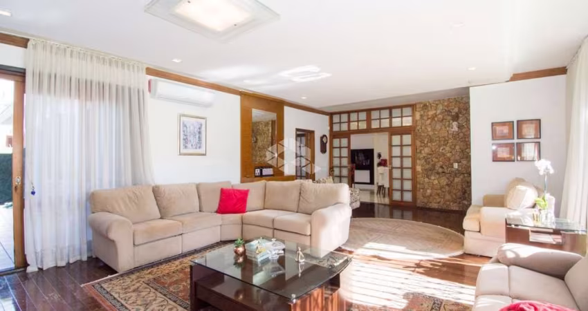 Casa térrea com 4 dormitórios no bairro Assunção  Porto Alegre
