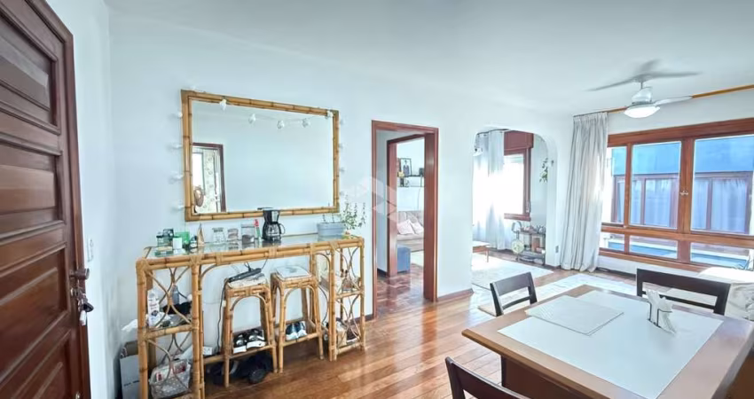 Apartamento de 2 dormitórios e 1 vaga de garagem, localizado no bairro Auxiliadora, em Porto Alegre.