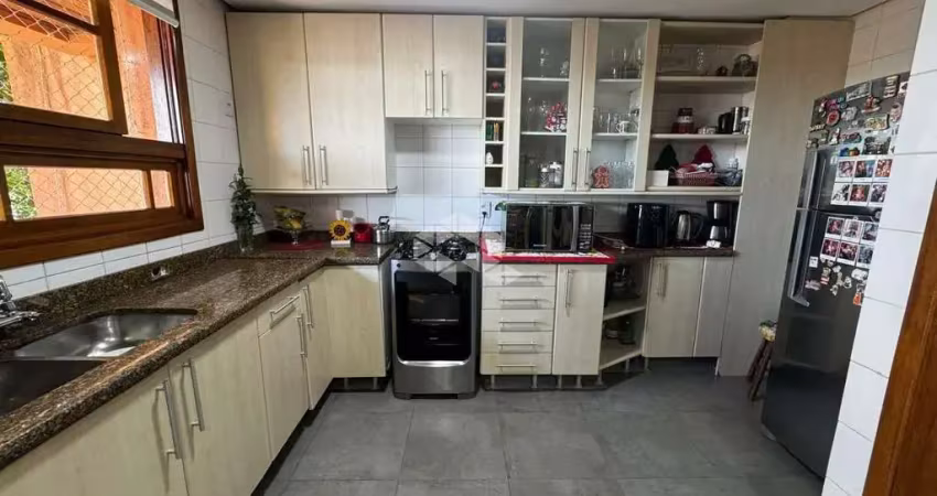 Casa em condomínio, 3 dormitórios, sendo 1 suíte, churrasqueira, lareira e garagem fechada
