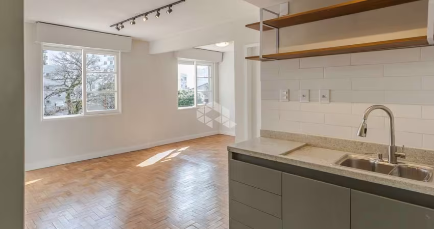 Excelente apartamento de 3 dormitórios transformado em 2, com vaga coberta, no bairro Bela Vista