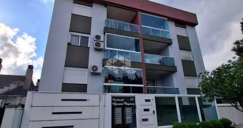 Apartamento semimobiliado, com dois dormitórios,  uma suíte e garagem.