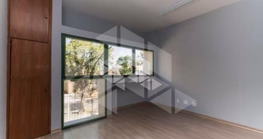 Sala comercial desocupada no bairro Floresta em Porto Alegre/RS