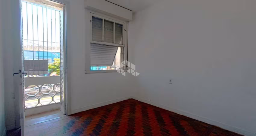 Apartamento com 2 dormitórios.Reformado. Sacada. Pátio no bairro Floresta, Porto Alegre - RS