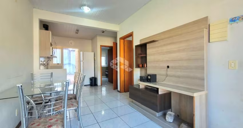 Casa térrea 02(dois) dormitórios, ampla sala e living cozinha montada, ampla, lavanderia e área de serviço. Aceita financiamento.  Possui pátio todo