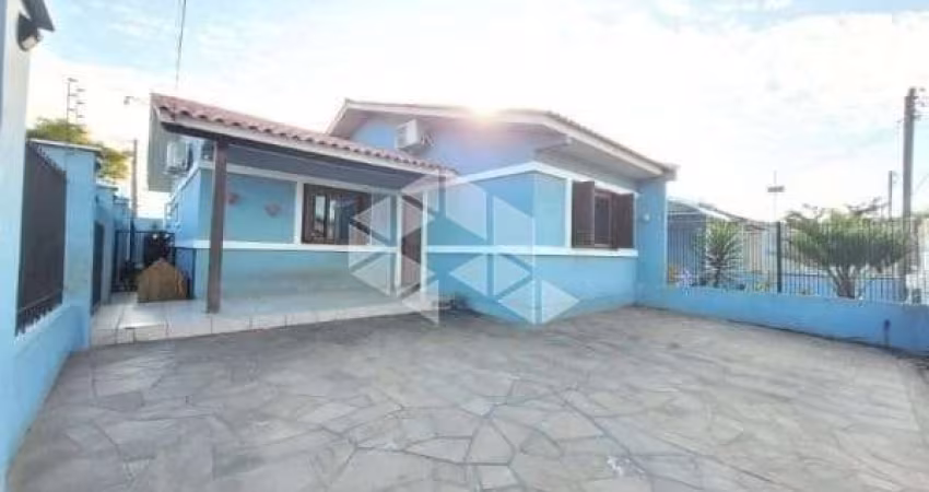 Casa de esquina, 3 quartos, 2 banheiros, garagem e pátio, à venda no Bairro Hípica, Porto Alegre RS